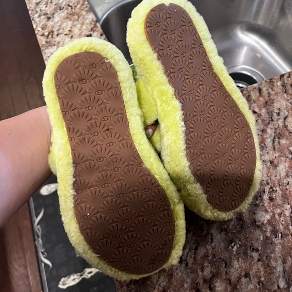 Girls size 13 Ugg fur slides neon green/yellow - Picture 2 of 3